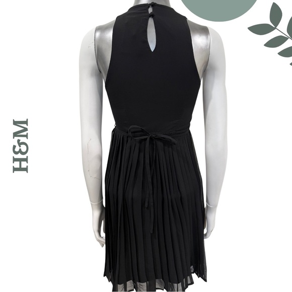 🛍️3/$40 H&M Black Pleated Chiffon Cocktail Dress Sleeveless Little Black Size 2 - Picture 4 of 7